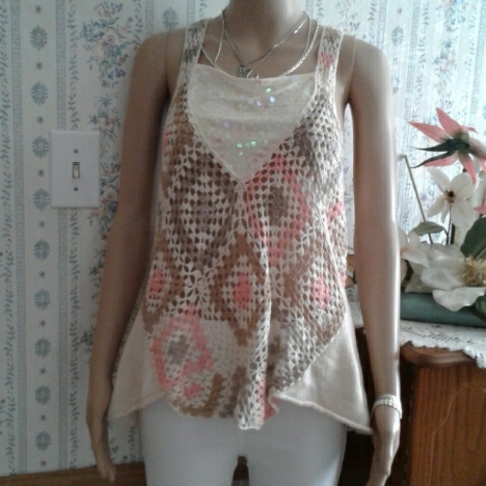 FREE PEOPLE LOVELY HIGH LOW TOP.